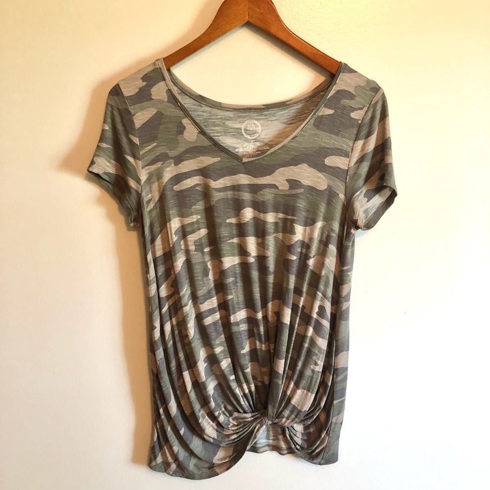 Maurice’s 24/7 camo knot hem top size small